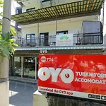 Oyo 734 Tuban Torres Accomodation
